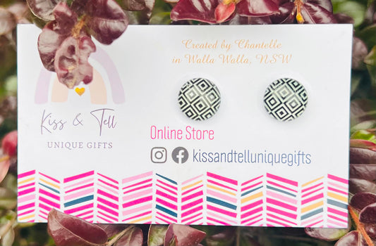 Diamond Pattern Stud Earrings